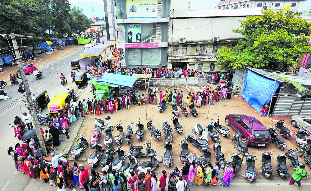 Women queue up for yards to buy six-yard silk wonder