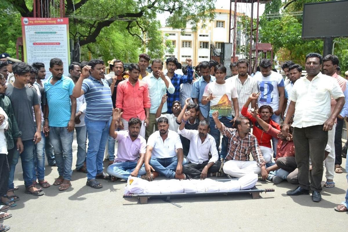 Manhole death: Victim's family stages protest