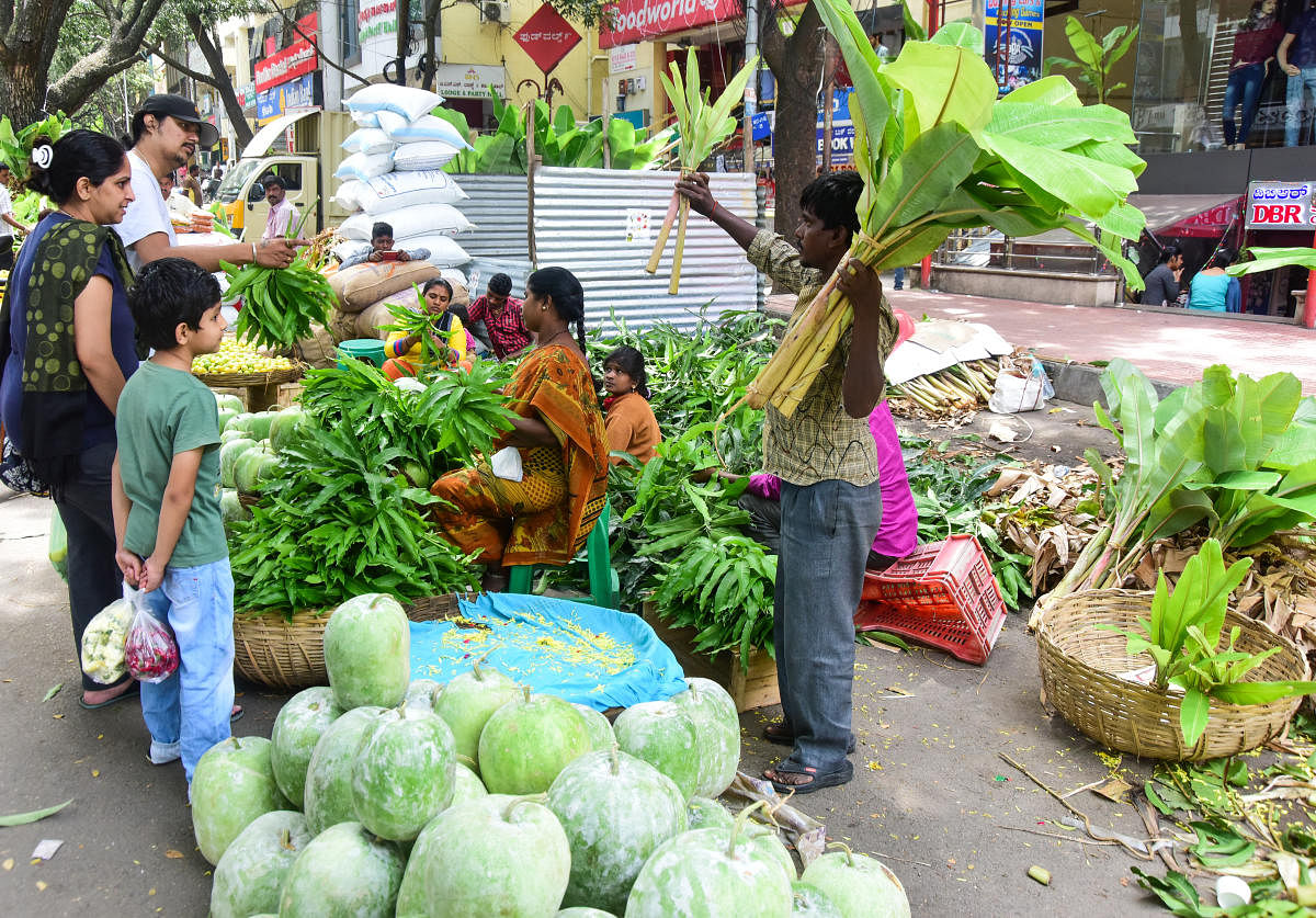Festive biz brisk despite high flowers, fruits prices