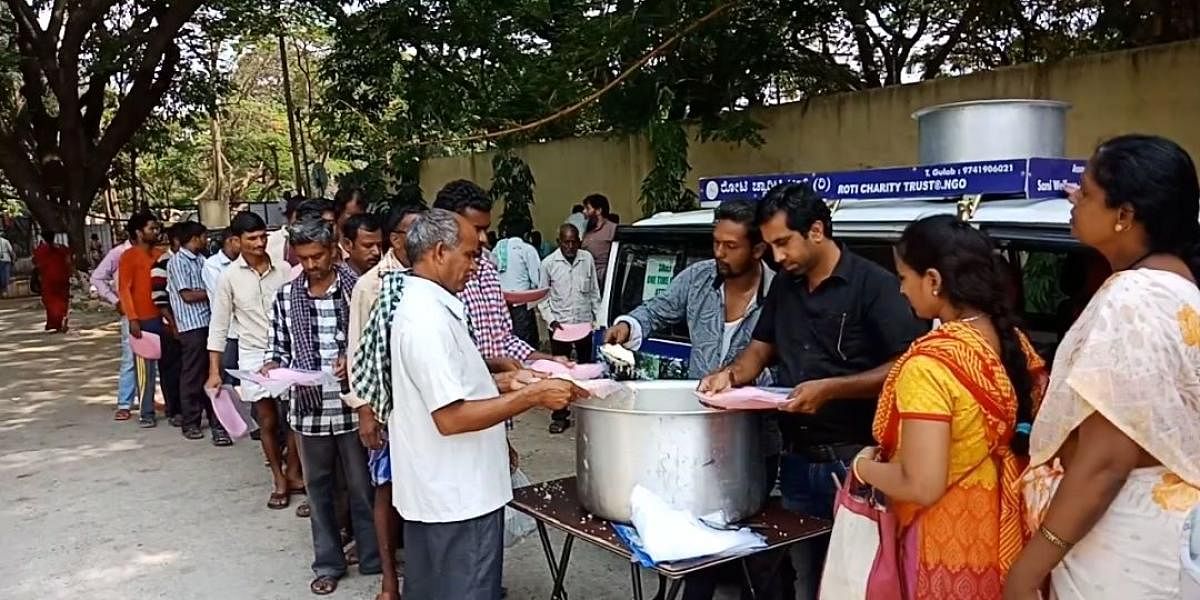This man feeds 300 people outside hospitals