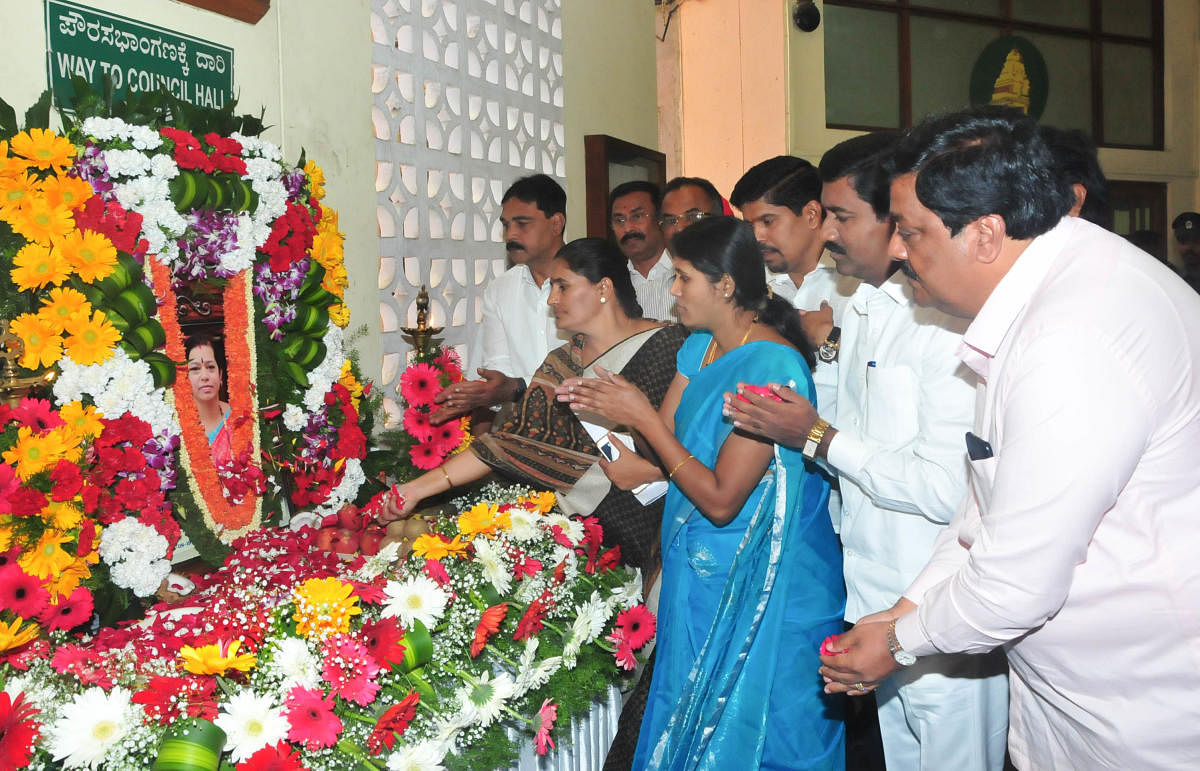 Corporators pay tribute to deputy mayor