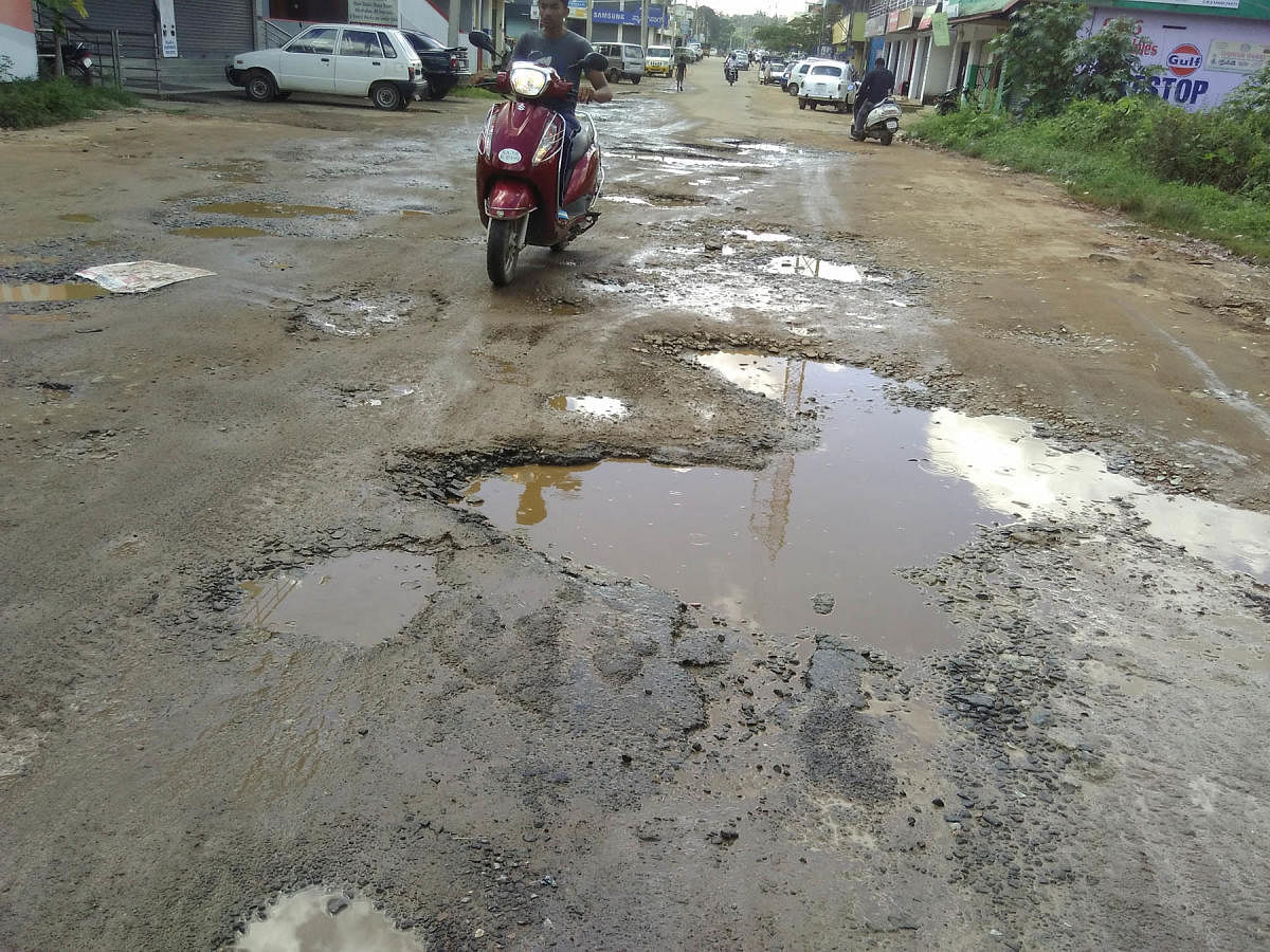 Bengalureans fill potholes on their own, set an example