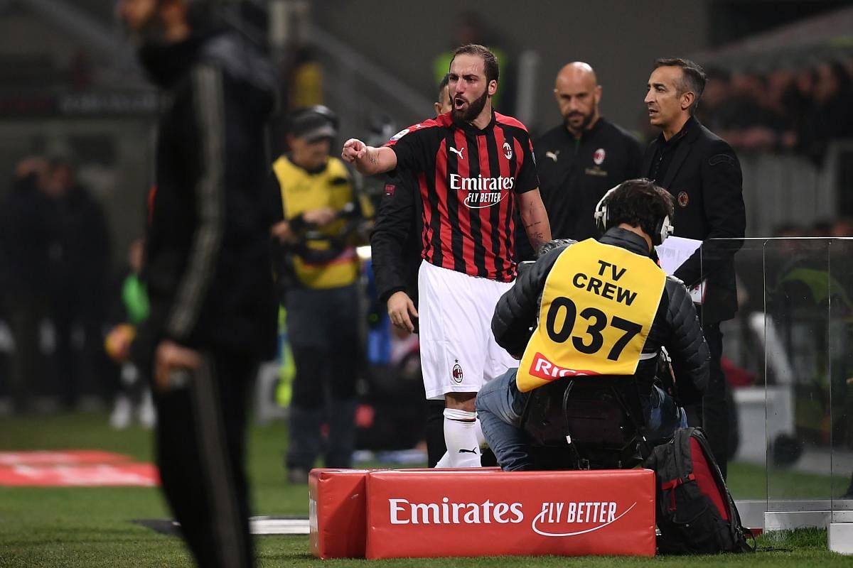 Higuain misses penalty as Juve outclass AC Milan