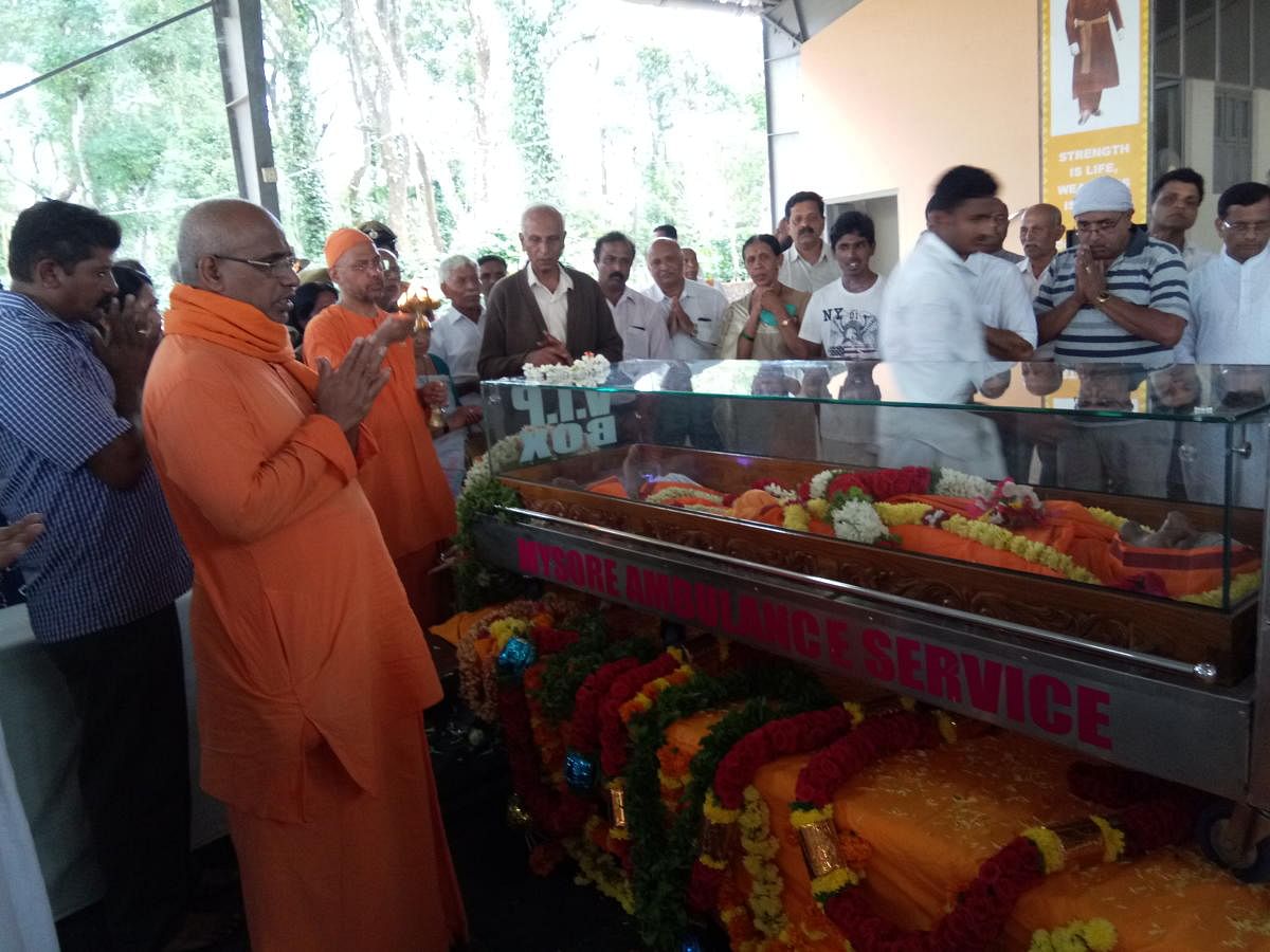 Hundreds bid adieu to Swami Jagadatmanandaji