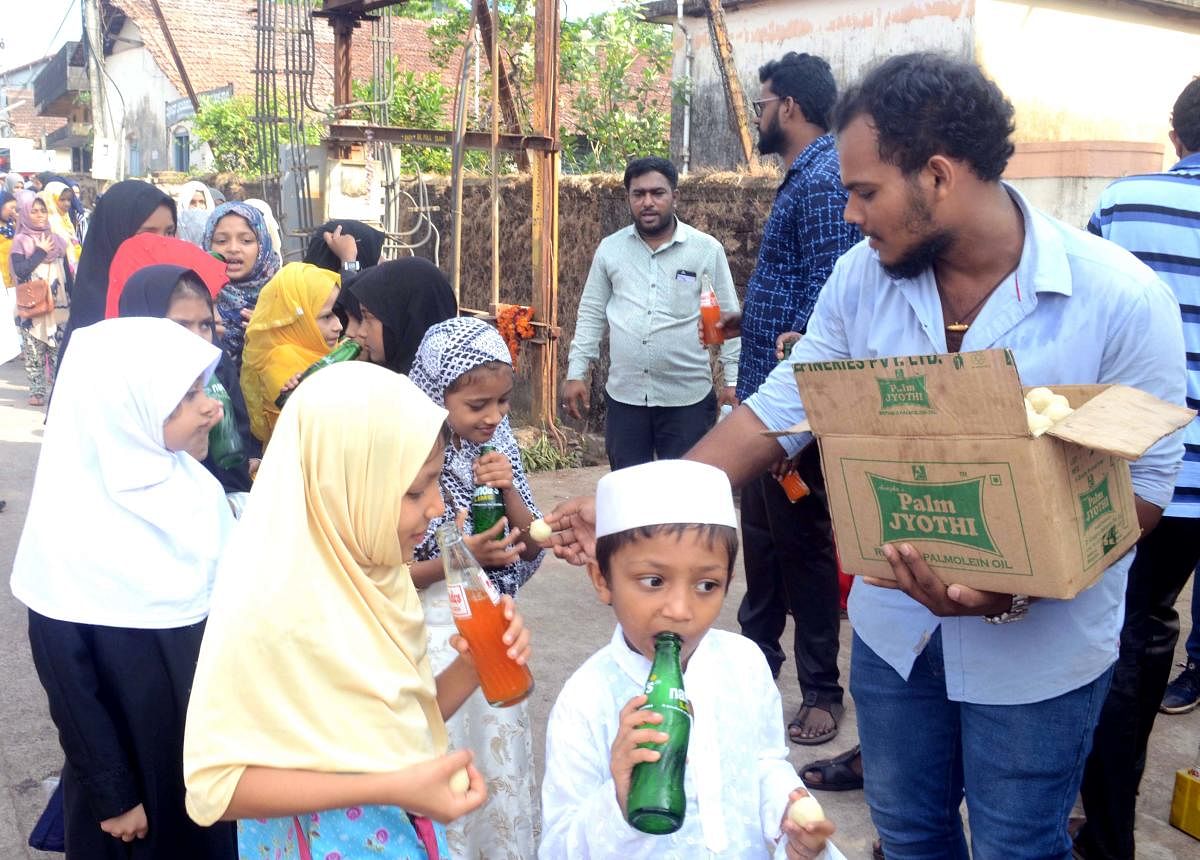 Hindus distribute sweets to Muslims on Eid Milad
