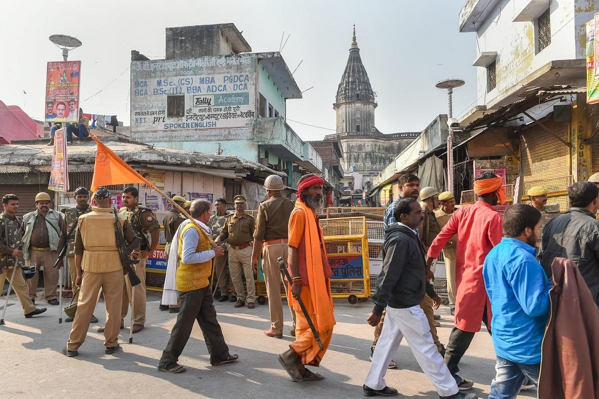 Muslims greet 'Rambhakts' with flower petals in Ayodhya