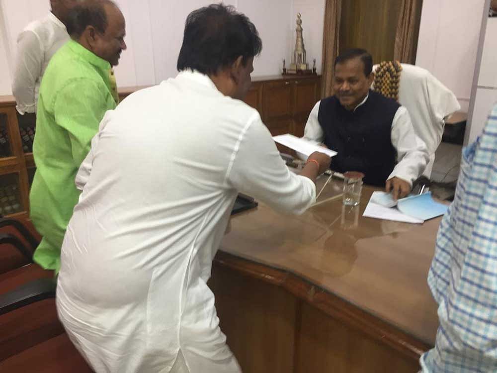 Odisha: Dilip Ray, Bijoy Mohapatra resign from BJP