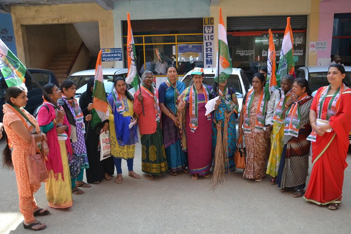 CMC Cong members protest against BJP member