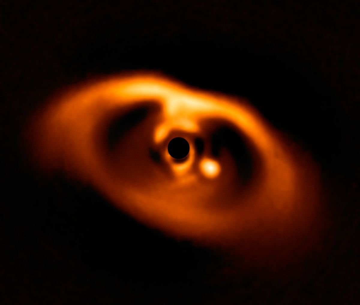 Young planet in formation spotted near dwarf star