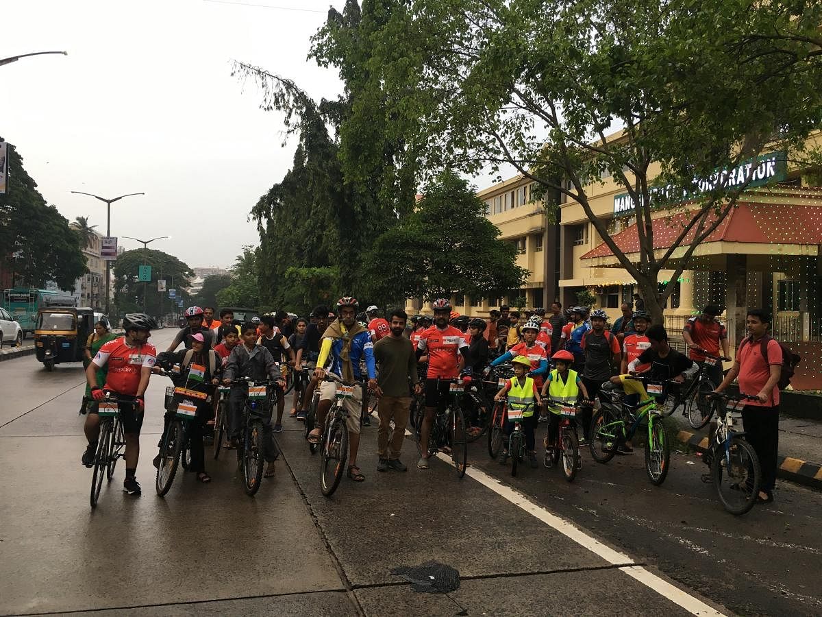 72 cyclists ride for 72 minutes to mark I-Day 