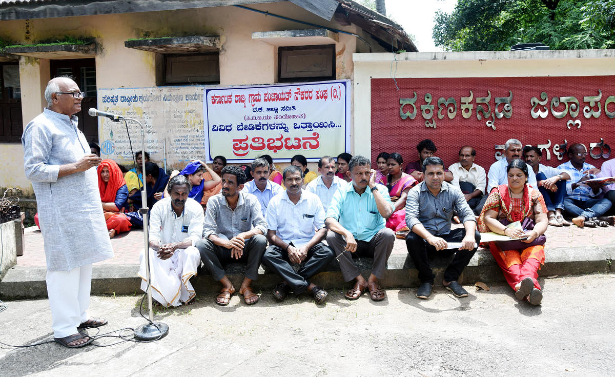 Gram panchayat workers demand minimum wages