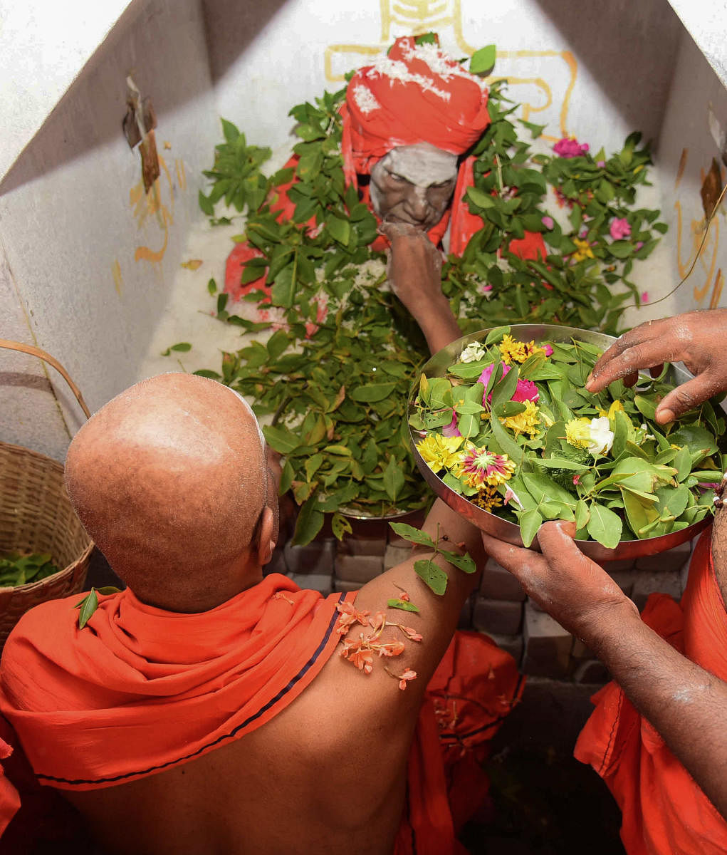 Lakhs catch last glimpse of Siddaganga seer