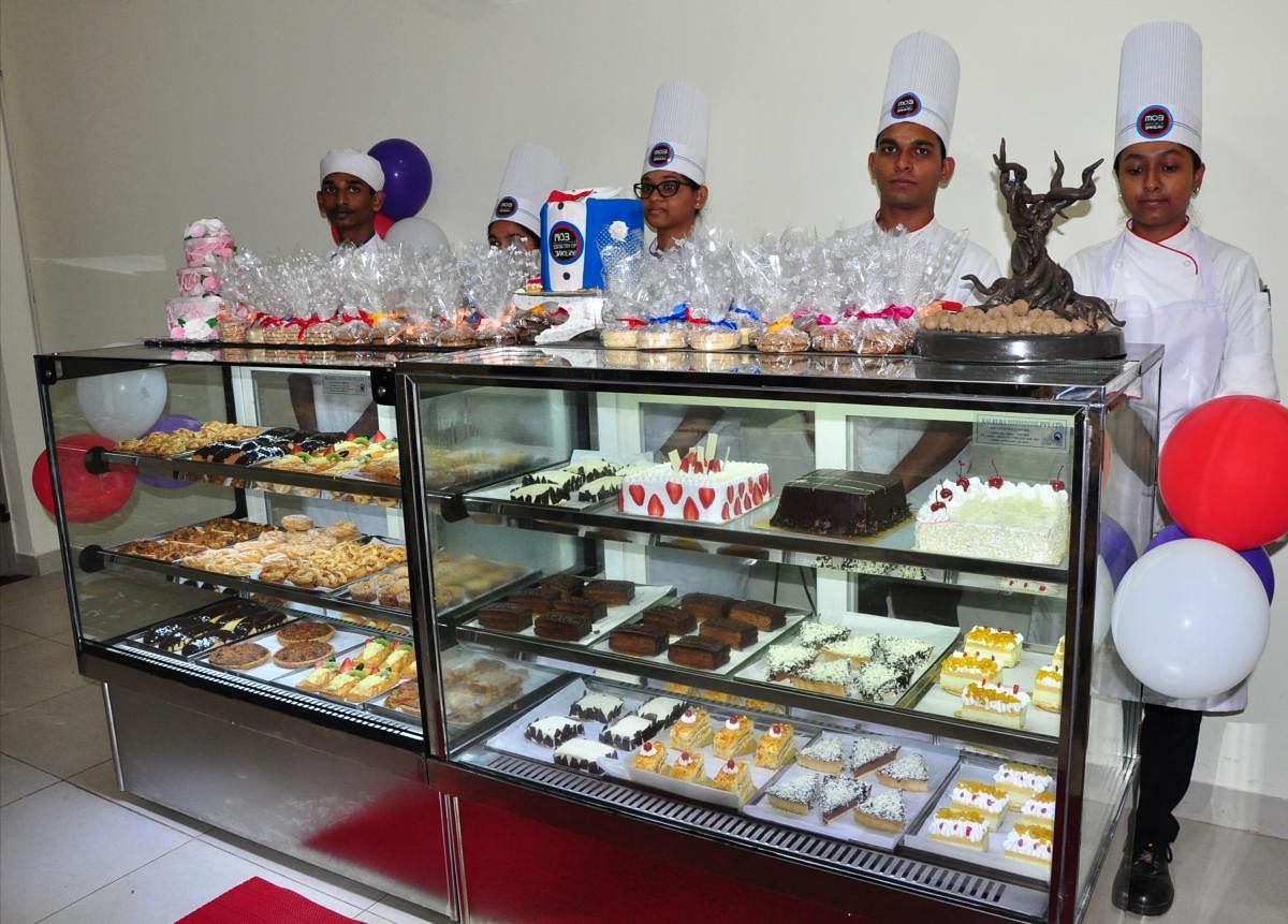 Student-run restaurant, cake shop started