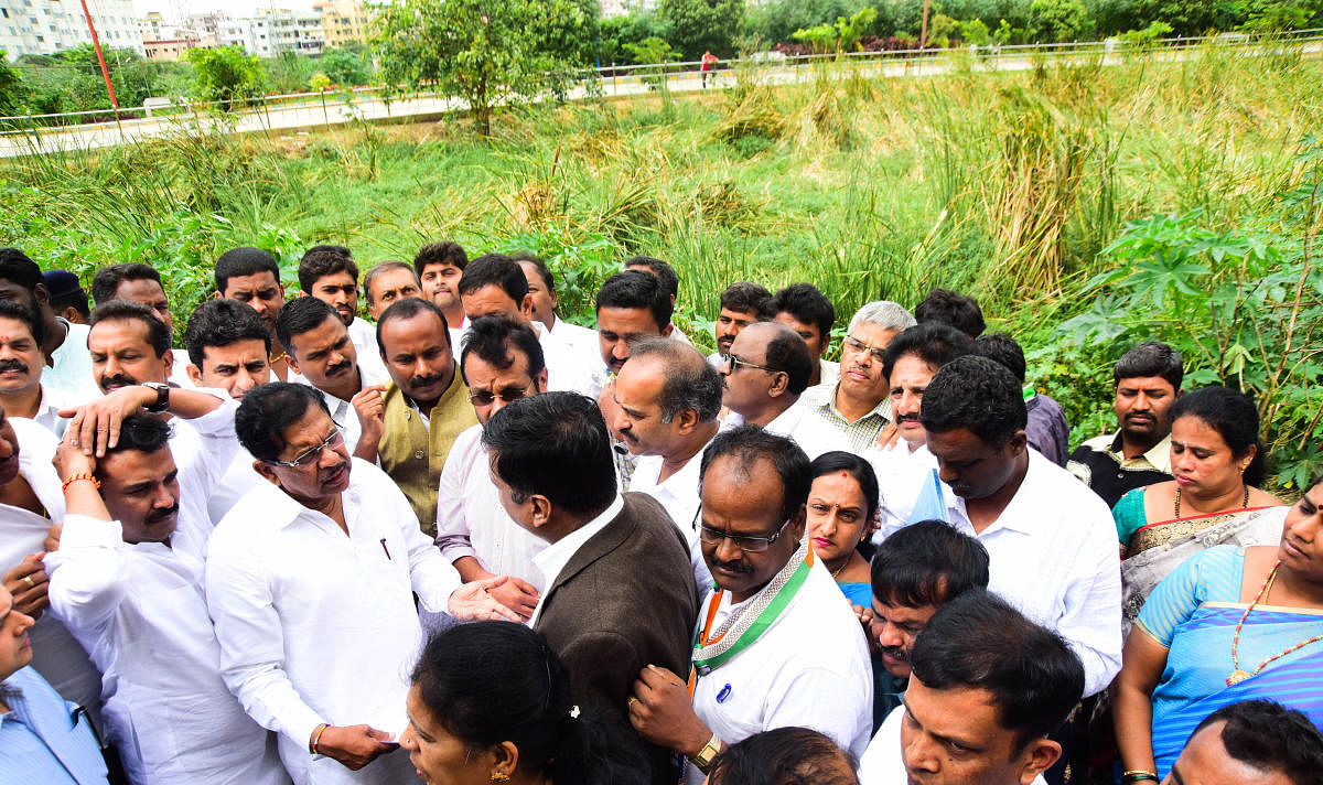 Dy CM G Parameshwara  inspects lakes