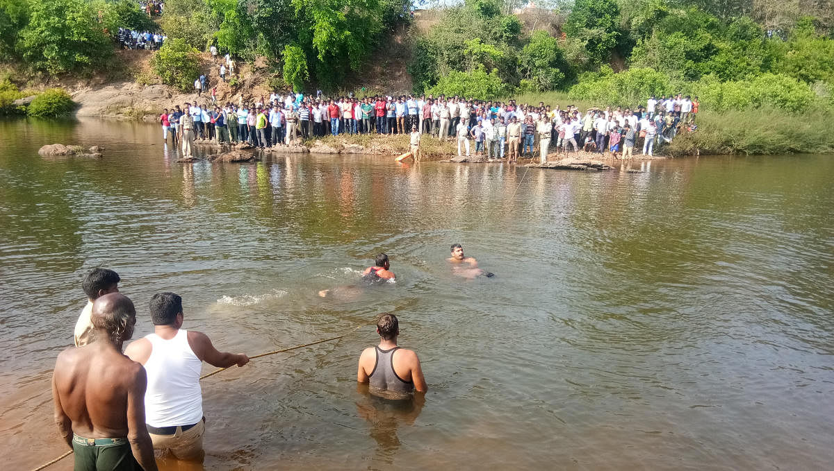 4 of a family drown in Tunga river