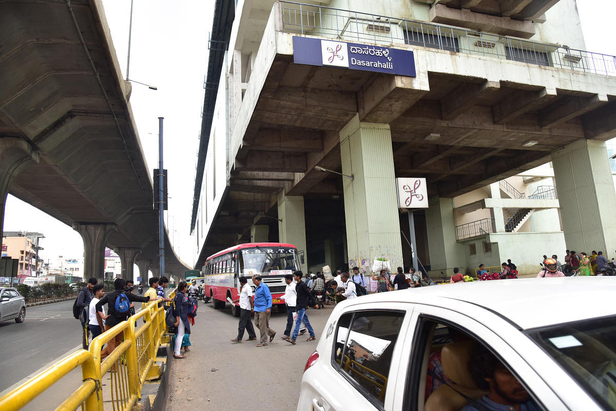 Crossing the road outside Nagasandra and Dasarahalli metro stations is a daily ordeal. DH FILE PHOTOS