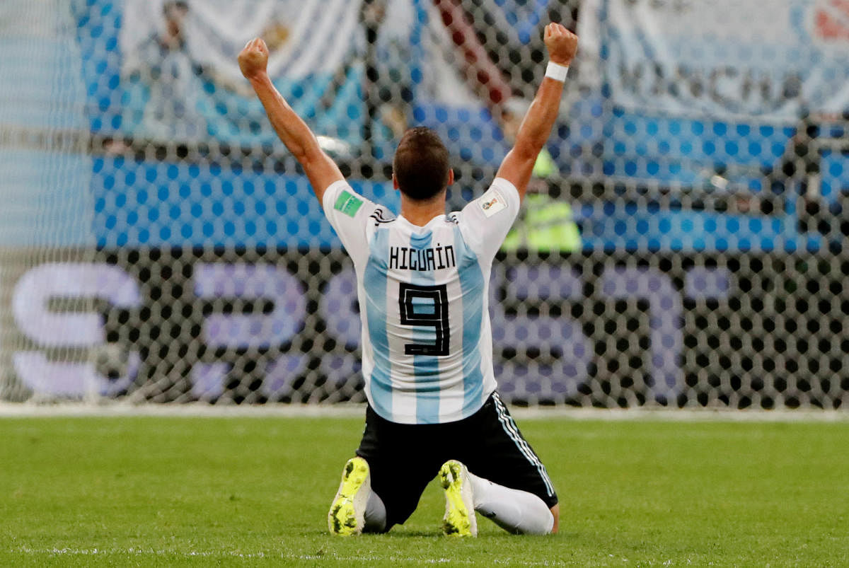 Argentinan striker Higuain hangs up boots