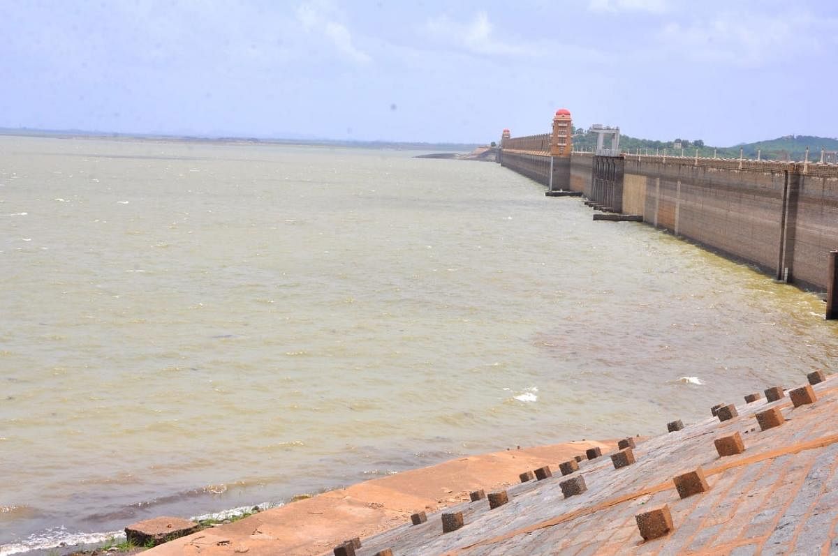 The Tungabhadra Dam And its Spectacular Sight - Ethereal Yana