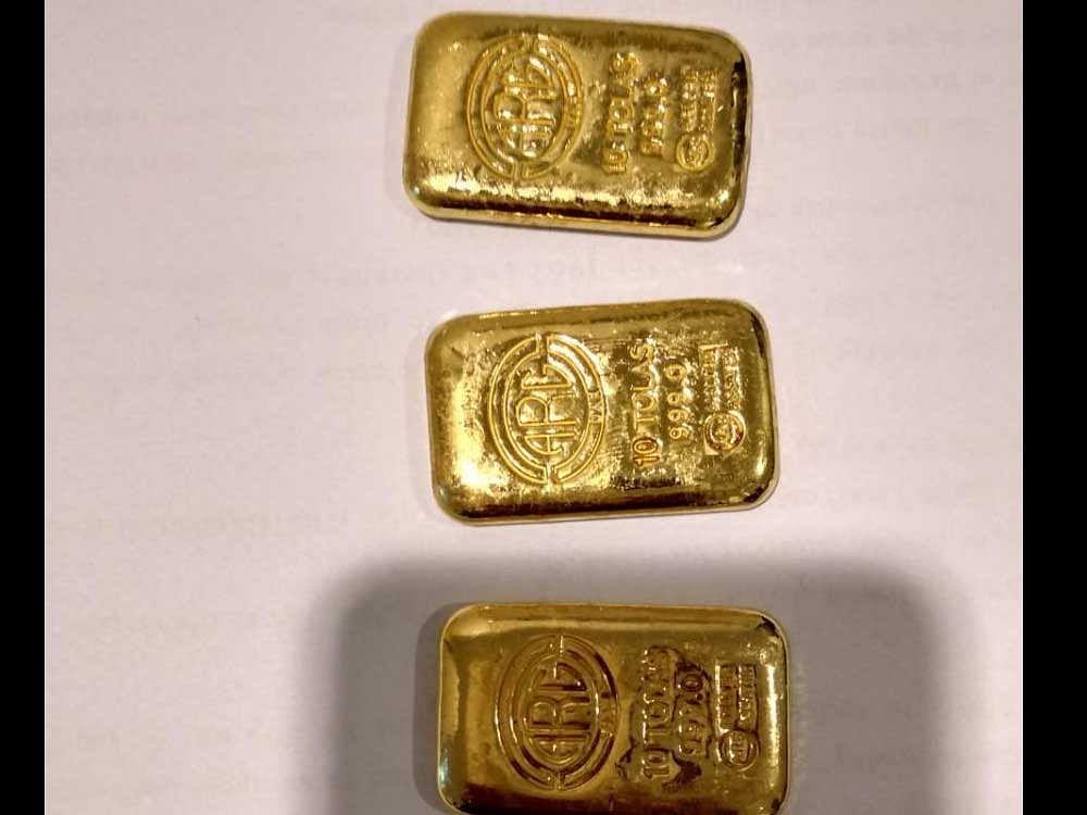 Airport employee held for smuggling gold worth 3 cr