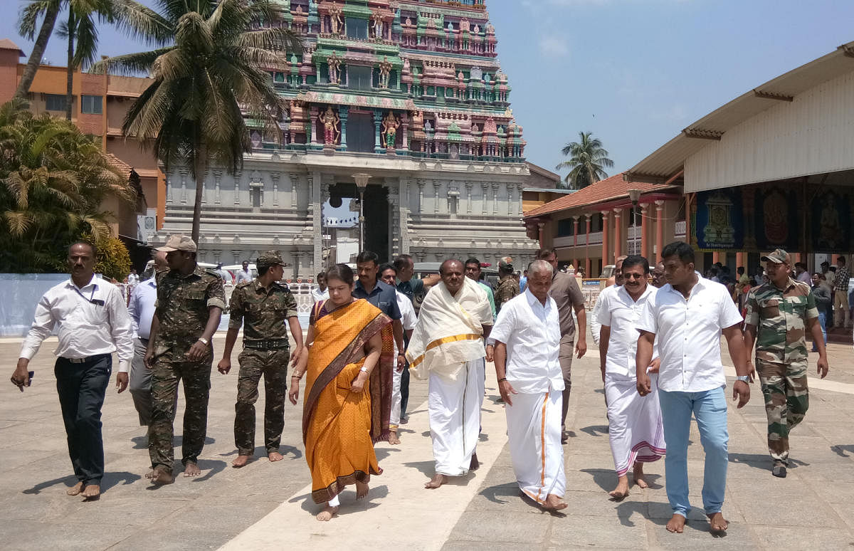 HDK offers puja to 'B' forms at Sringeri
