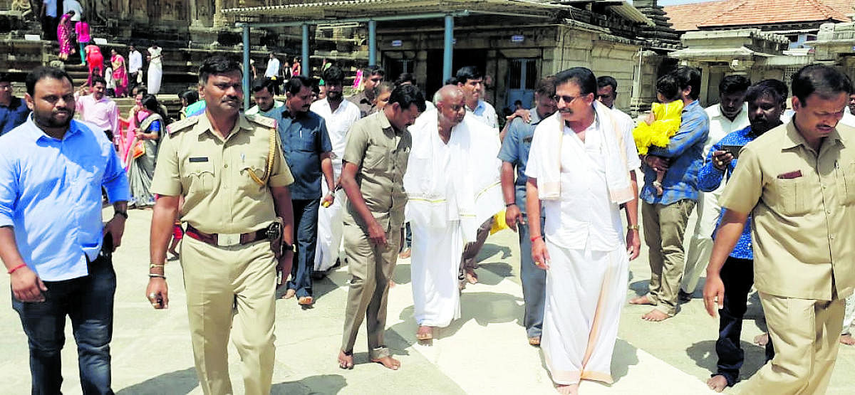 Deve Gowda visits Sringeri temple