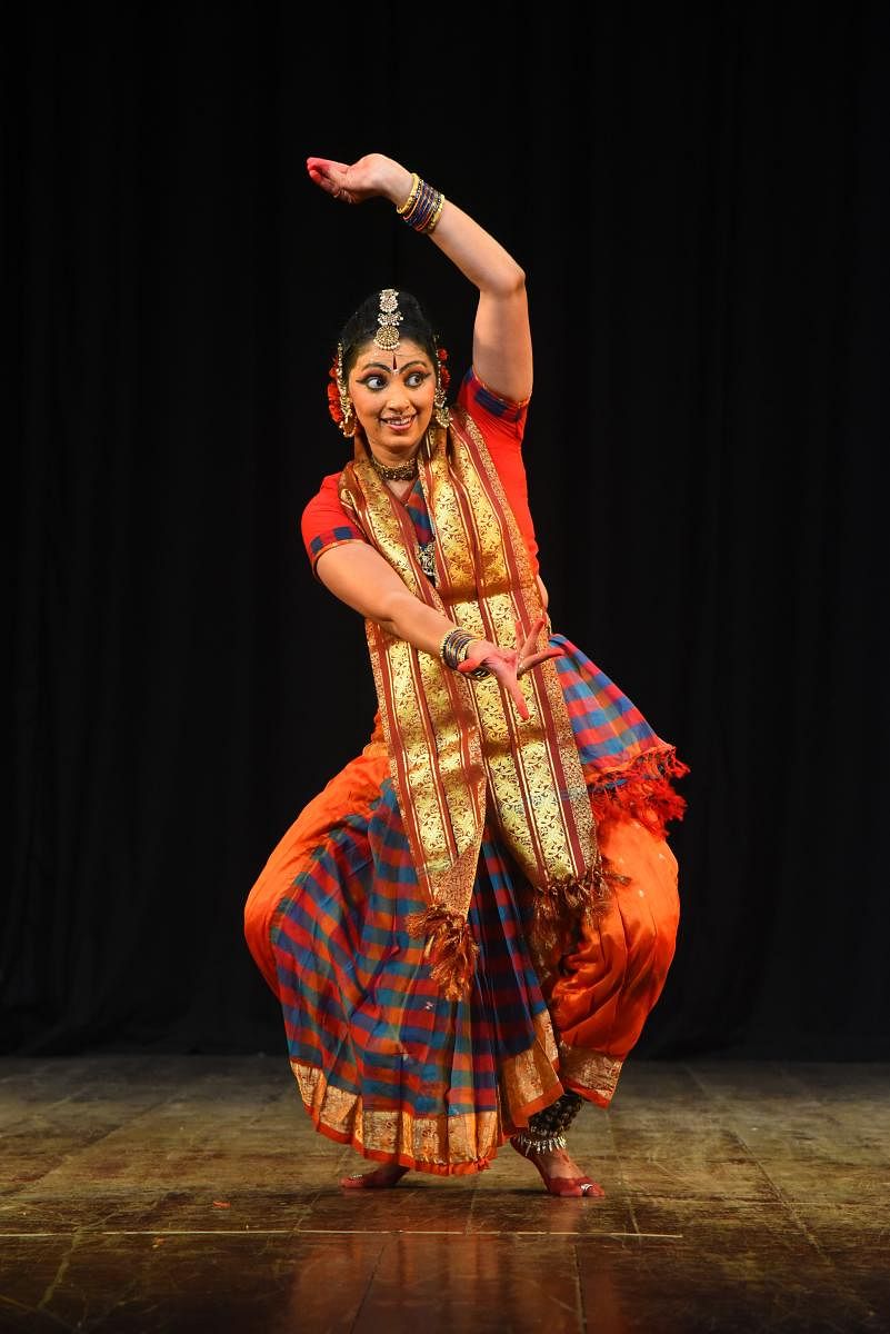 Bharata Natyam, Bharatnatyam, Indian classical dance, woman dancing,  Bharatanatyam Bharat Natyam costume, silk saree and gold jewelry, India,  MR#604 Stock Photo - Alamy