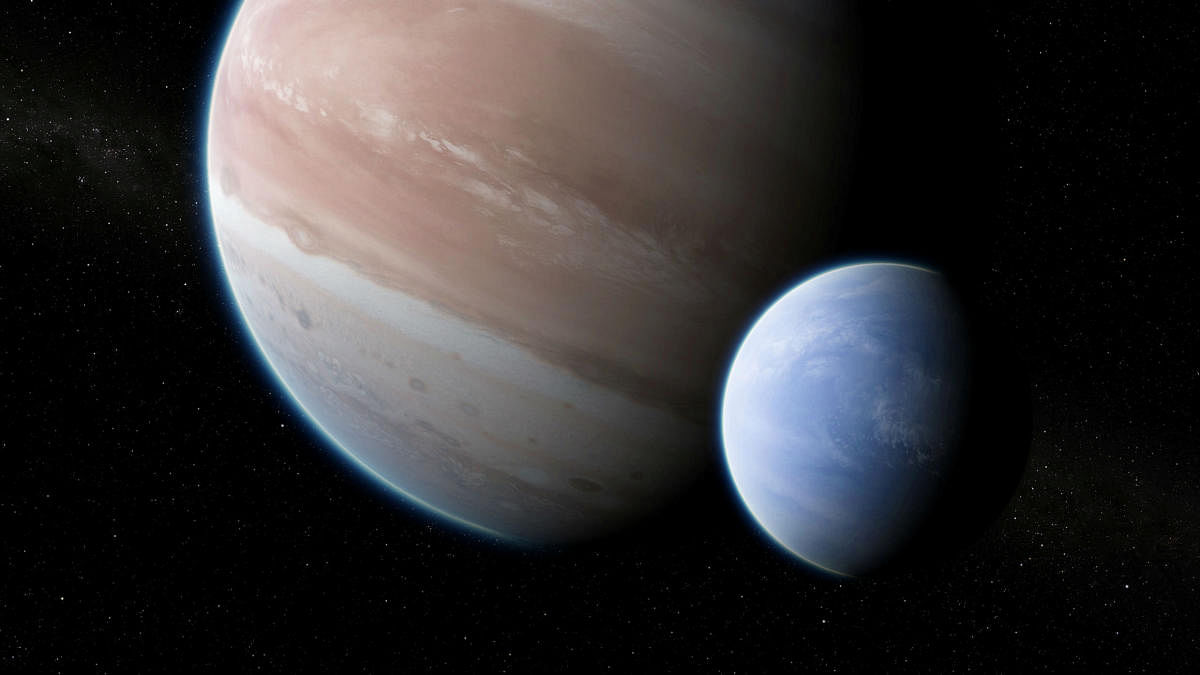 Two elusive giant exoplanets discovered