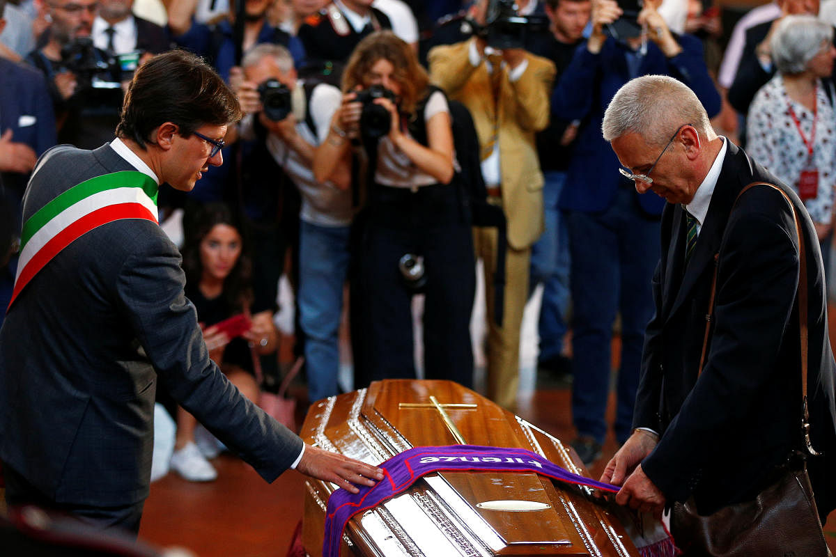 Thousands gather to pay homage to Italian director 