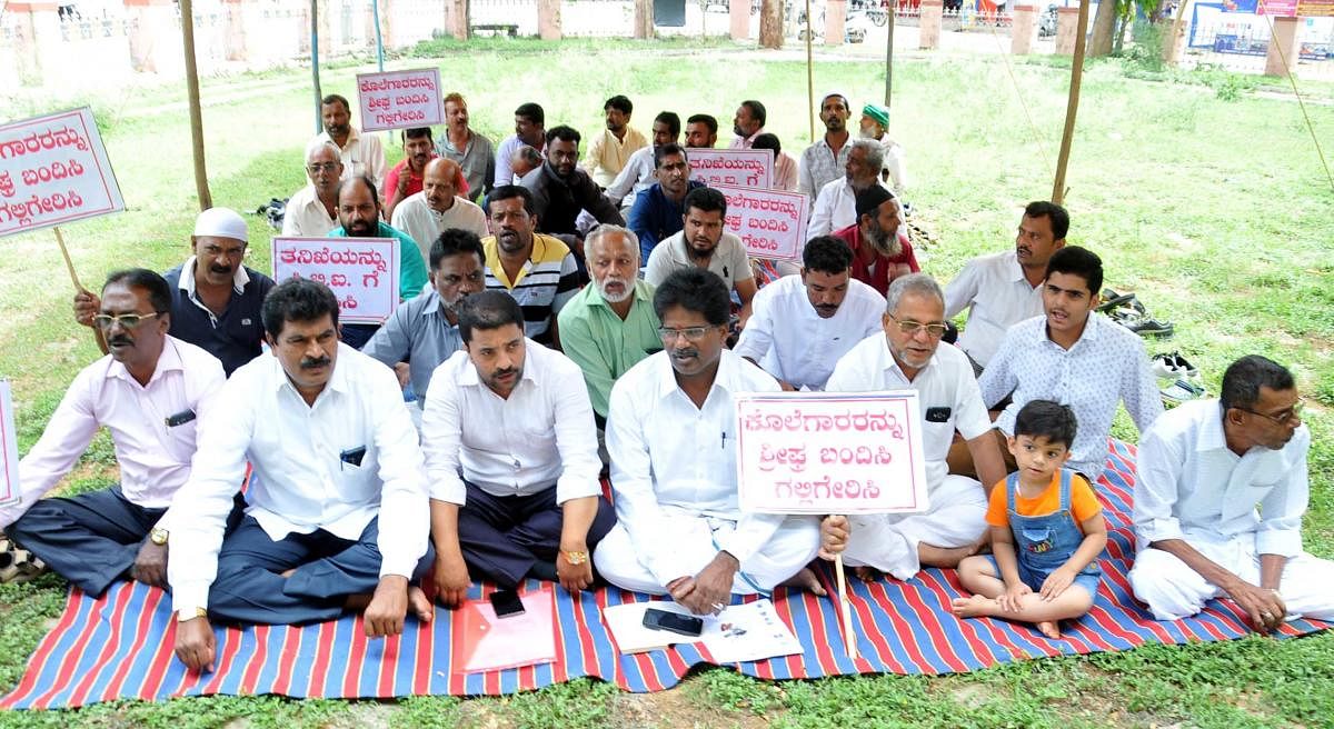 Hunger strike held for CBI probe in murder case 
