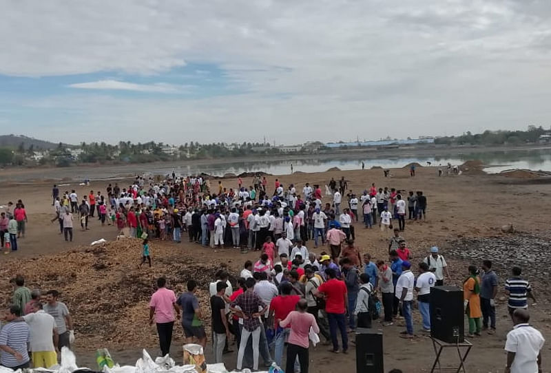 Residents clean up Chennai lake with community help