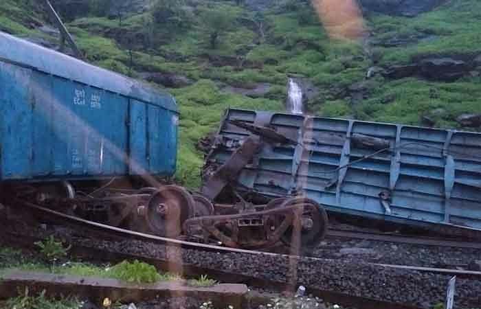 Goods train derails between Mumbai and Pune
