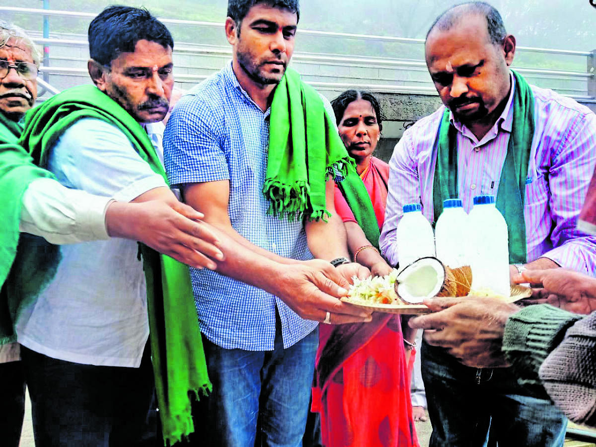 Mandya farmers offer puja at Talacauvery