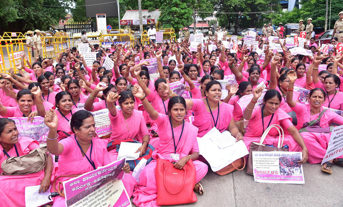 Asha workers demand minimum wages