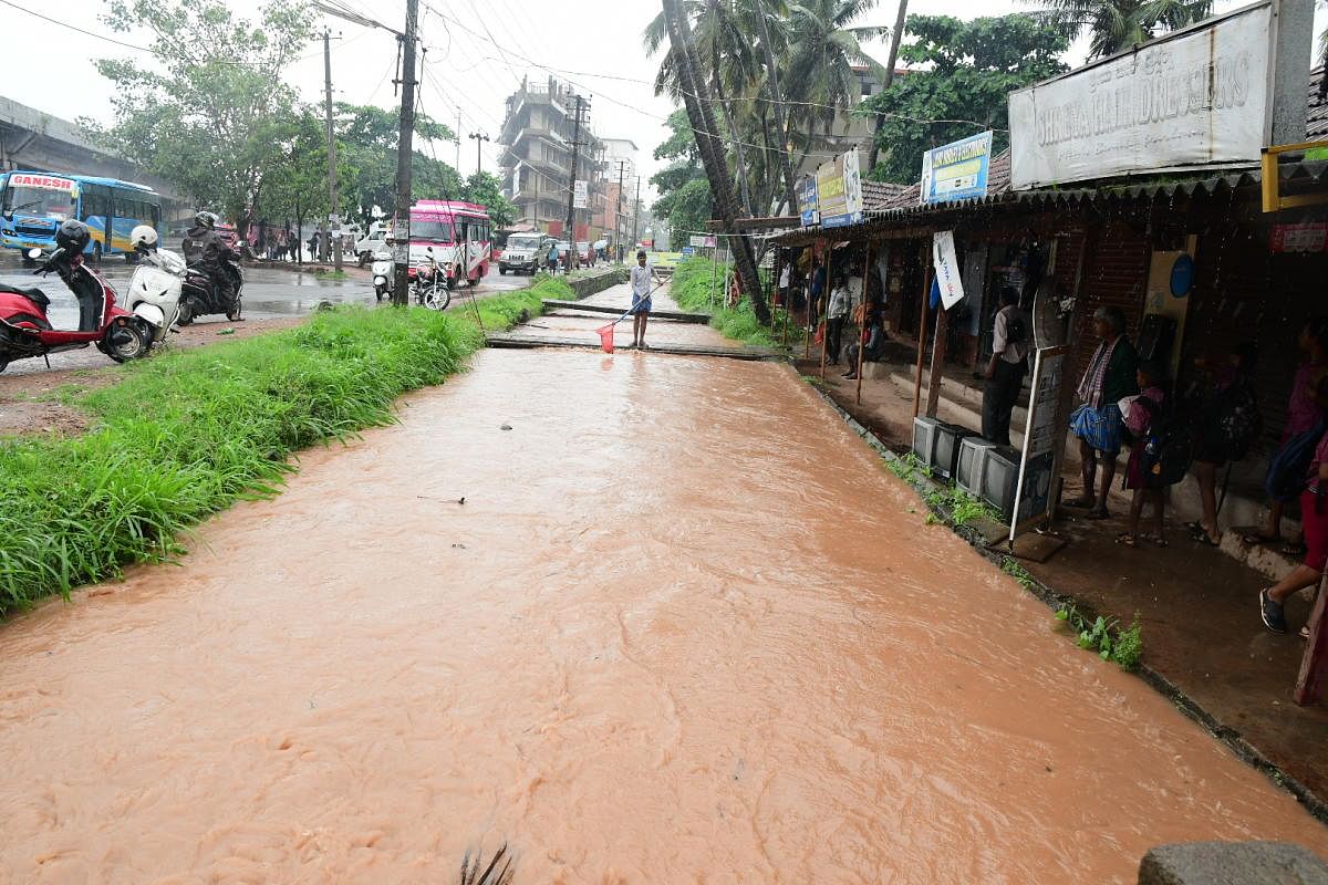 Intermittent rain lashes DK, Udupi