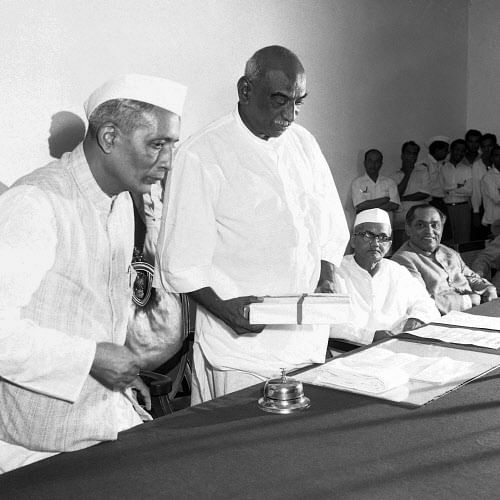 May 21, 1964: AICC president K Kamaraj releasing a book titled 'Freedom Movement in Karnataka', ata function in Bangalore. Education Minister S R Kanthi and Union minister Lal Bahaddur Shastrypresent on the occasion. (DH File Photo)