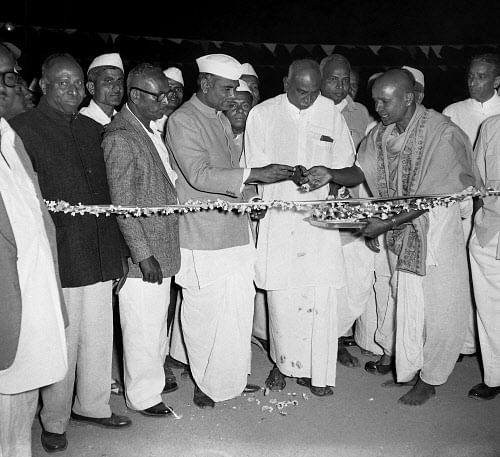 January 1, 1960: Congress leader K Kamaraj inaugurates Congress Exhibition at Subhashnagar in BangaloreKollur Mallappa, G V Hallikeri and other local leaders present on the occasion. (DH File Photo)