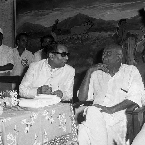September 12, 1971: Chief Minister Veerendra Patil and K Kamaraj at a political conference organised byBangalore City district Congress Committee in Bangalore. (Photo: T L Ramaswamy, Prajavani)
