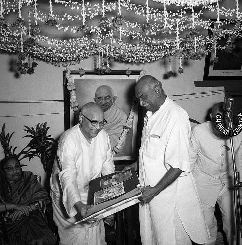 December 18, 1967: Former Chief Minister S Nijalingappa's birth Day Function -Congress leader K Kamaraj presents photo Album to S N Mrs Nijalingappaand Nagappa Alva present on the occasion. (Photo: T L Ramaswamy, Prajavani)