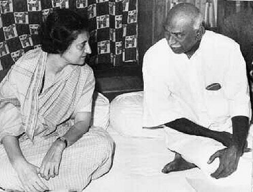 Former Prime Minister Indira Gandhi with Kamarajar. (undated) (DH File Photo)