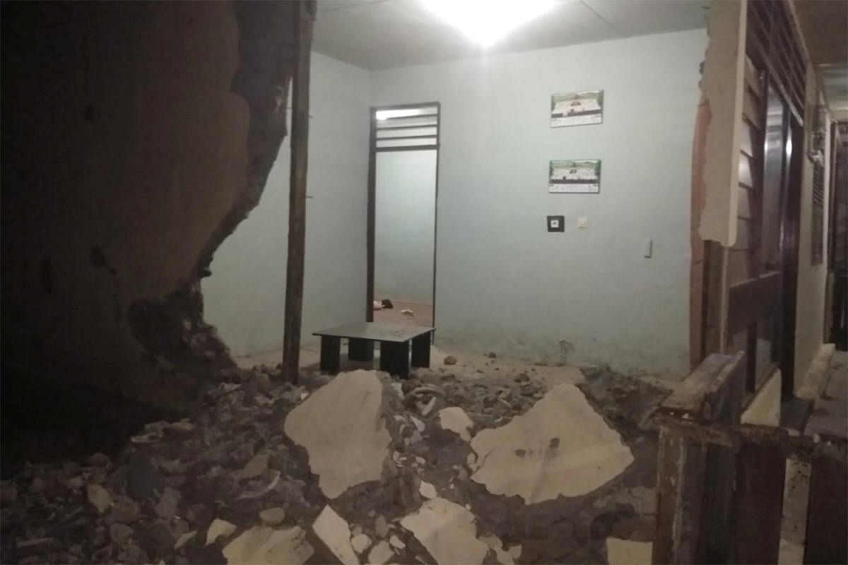 Scores of aftershocks hit Indonesia after quake kills 2