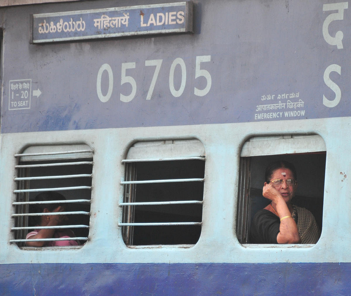 Rlys to place ladies coaches in centre, paint with new colour
