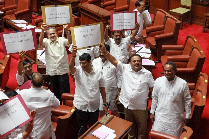 Congress and JD(S) MLCs protest against BJP in theCouncil in Vidhana Soudha,in Bengaluru on Monday. (DH Photo)