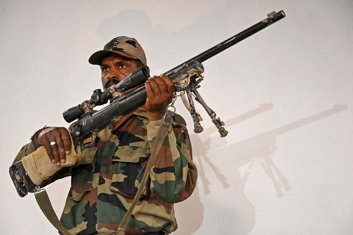 An Indian soldier shows a snipper gun during a press conference at the Army headquartersin Srinagar on August 2, 2019.  (Photo by AFP)