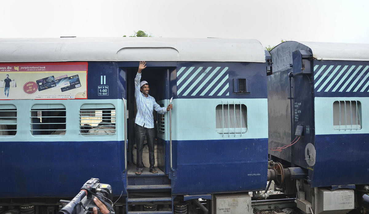 Railways cancel Samjhauta Express on Indian border