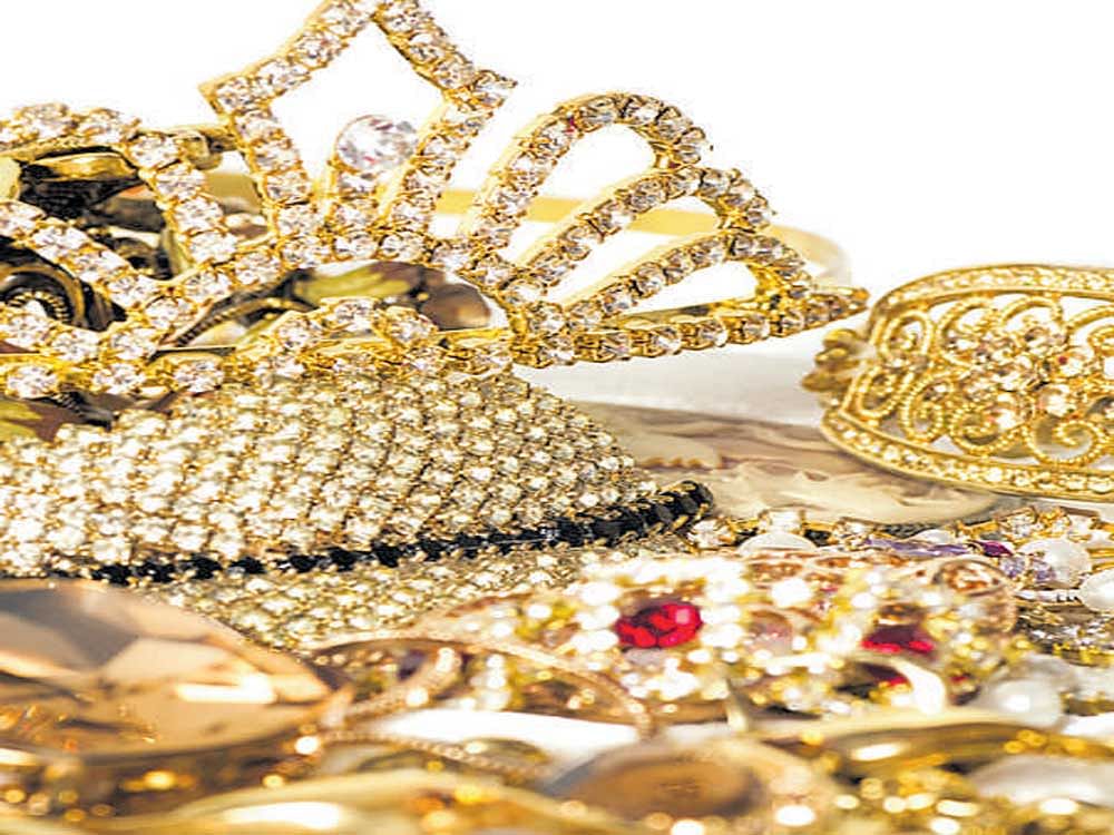 Jewellery used to decorate goddess Lakshmi idol stolen