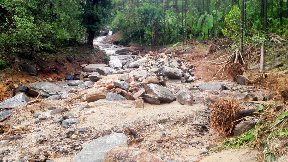 Landslides: New rivulet created in Malavanthige