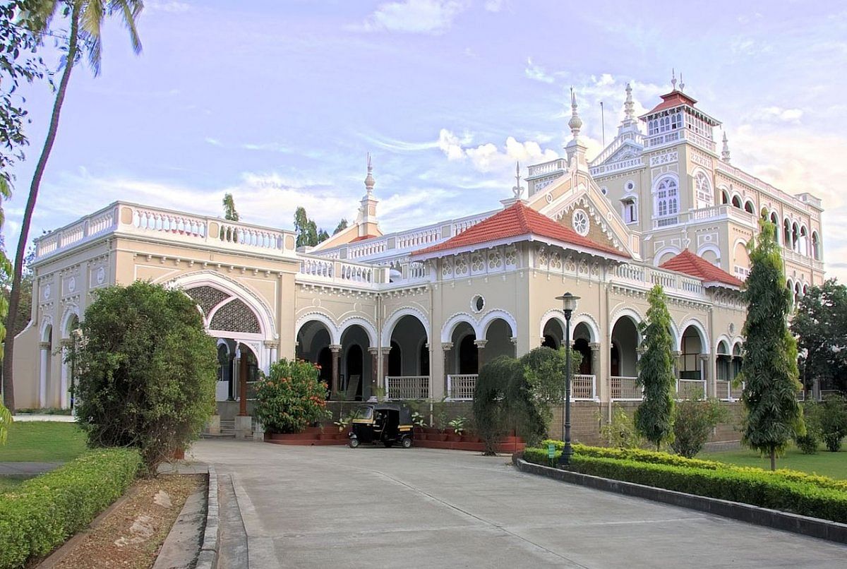 The Aga Khan Palace was later modified by the famous architect Charles Correa. (Photo: Wikimedia Commons)