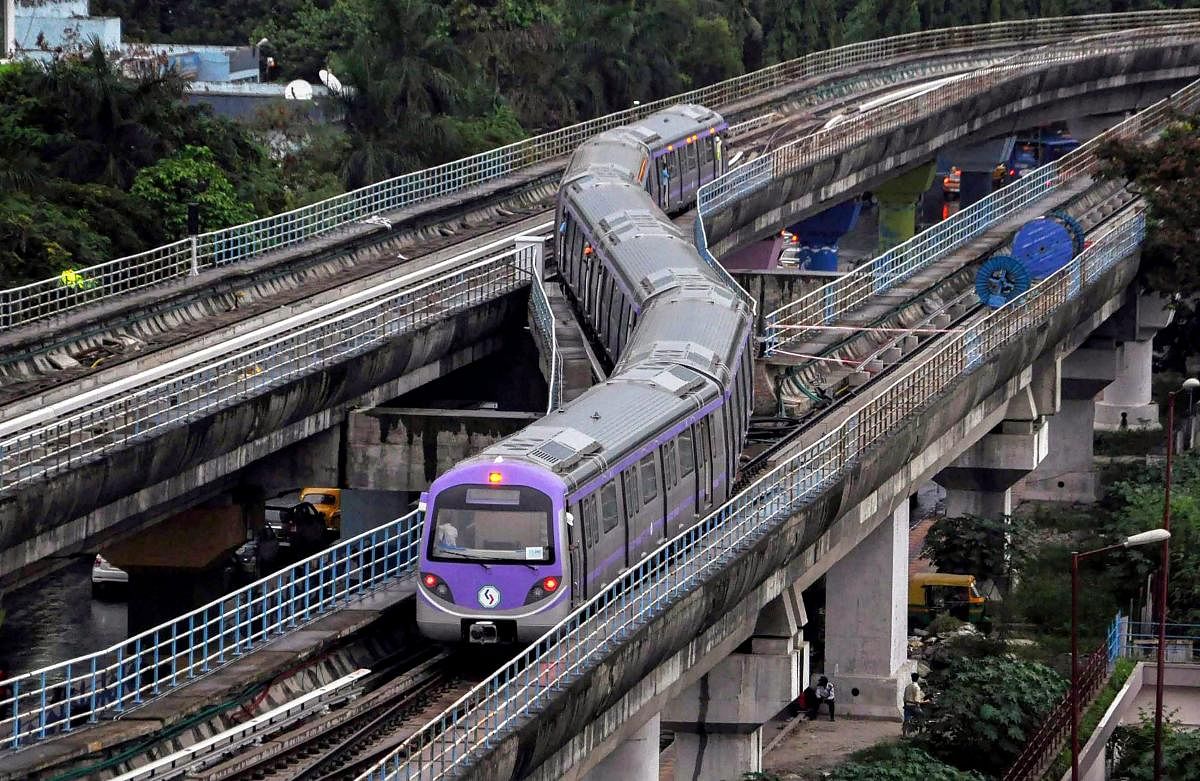 Packed Kolkata Metro rake completes run with door open