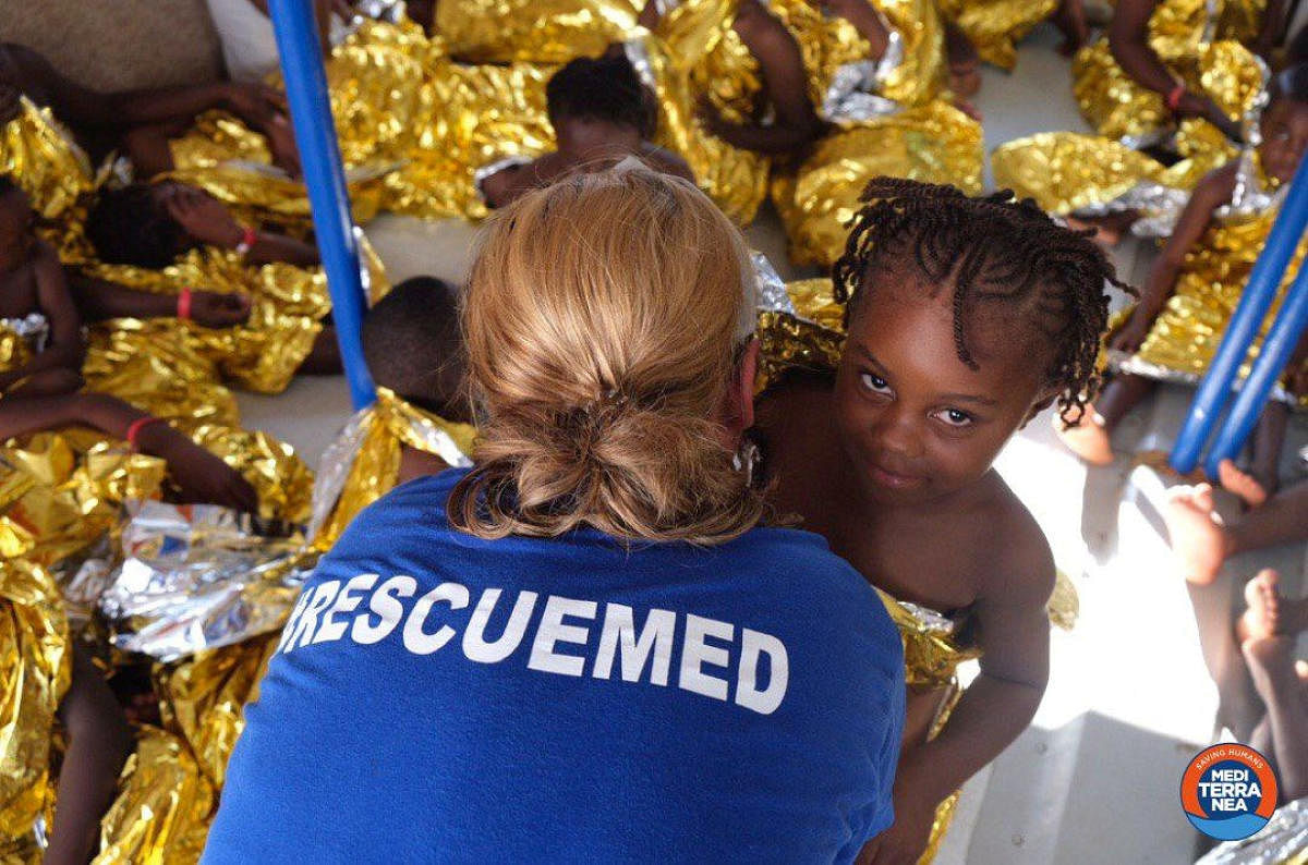 Stranded Italy migrant rescue ship sounds health alarm
