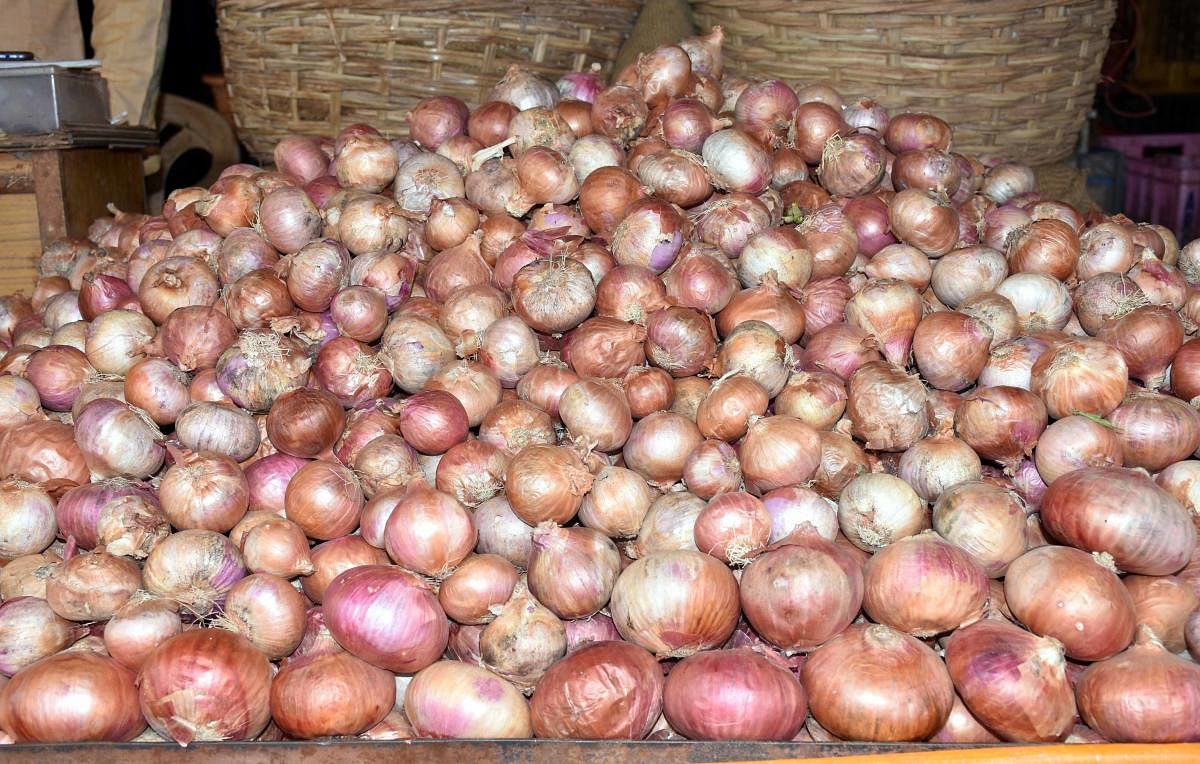 As prices soar, thieves steal over Rs 8 lakh in onions